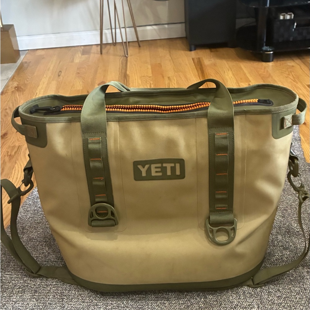 YETI Tan & Olive Ranger cooler Bag - Durable Men's Carryall - Picture 2 of 13